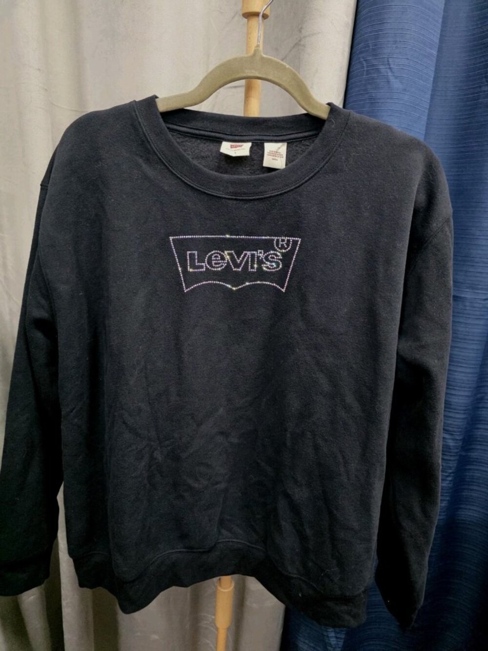 Levis Womens S Rhinestone Batwing Logo Sweatshirt Black Crewneck NWT. Wl434